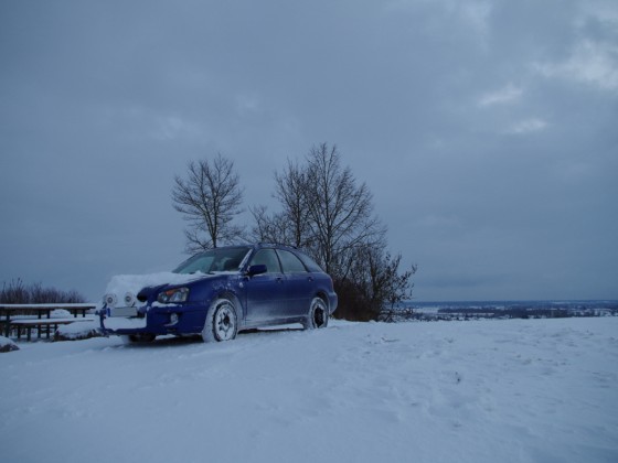 Subaru Impreza 2.0 GX Kombi vs. Schneewehe und verschneite Bergauffahrt
